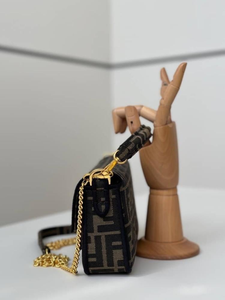 شنطه فندي ماستر