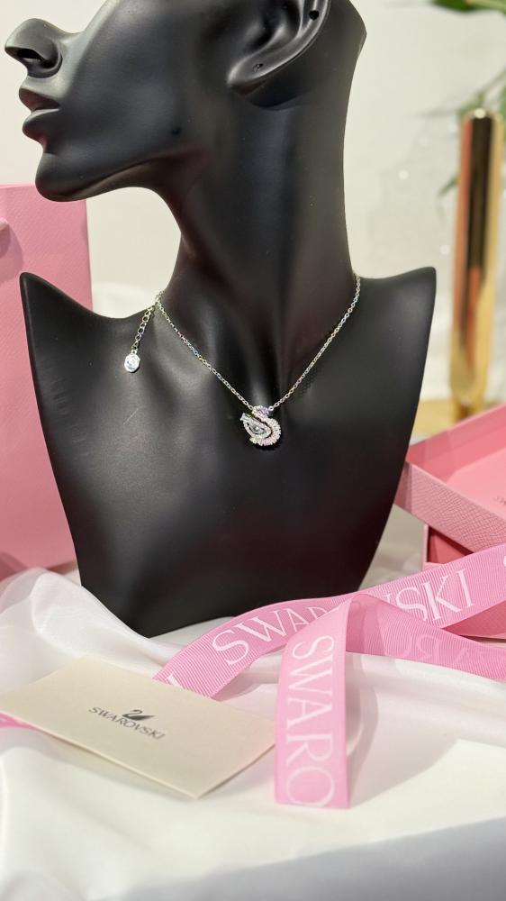 قلادة بجعة سواروفسكي (Swarovski Swan Pendant) المصنوعة من معدن مطلي بالروديوم ومرصعة بالكريستال/الزركونيا اللامع