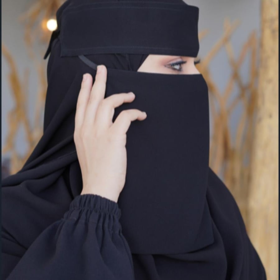 نقاب ملكي عادي ربط وسط قماش كوري اسود فاحم