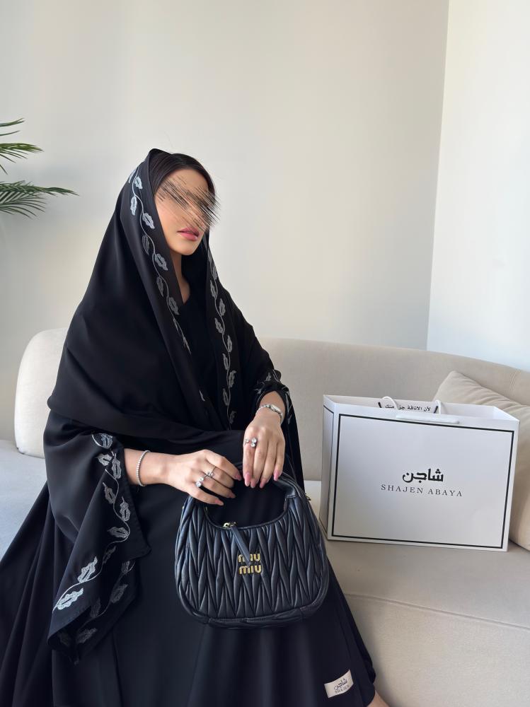 عباية اغصان بنقشة رماديه وقصه ربع كلوش