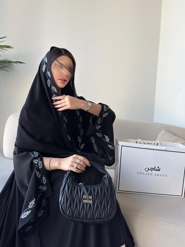 عباية اغصان بنقشة رماديه وقصه ربع كلوش