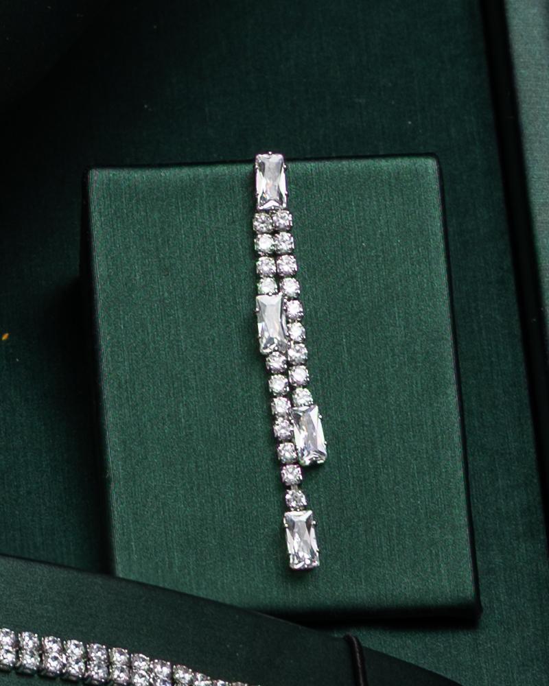A design suitable for special moments and gives you an elegant presence at every occasion.
