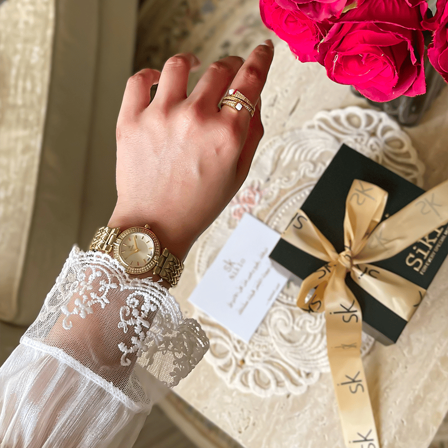 الساعة الاستيل النسائية ذات التفاصيل المميزة لإطلالة ملفتة باللون الذهبي ميناء ابيض