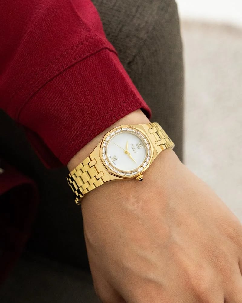 أناقة أنثوية بتصميم عصري باللون الذهبي ميناء ابيض