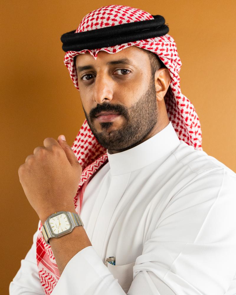 ساعة بتفاصيل دقيقة ونقوش زخرفية مكس ميناء ابيض