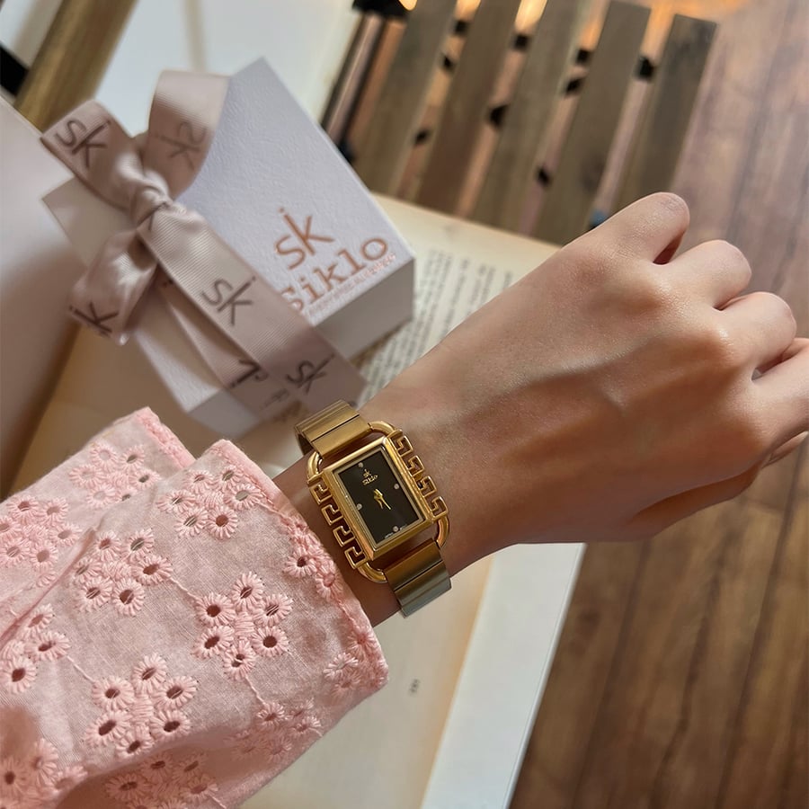 ساعة نسائية باللون الذهبي مينا اسود
