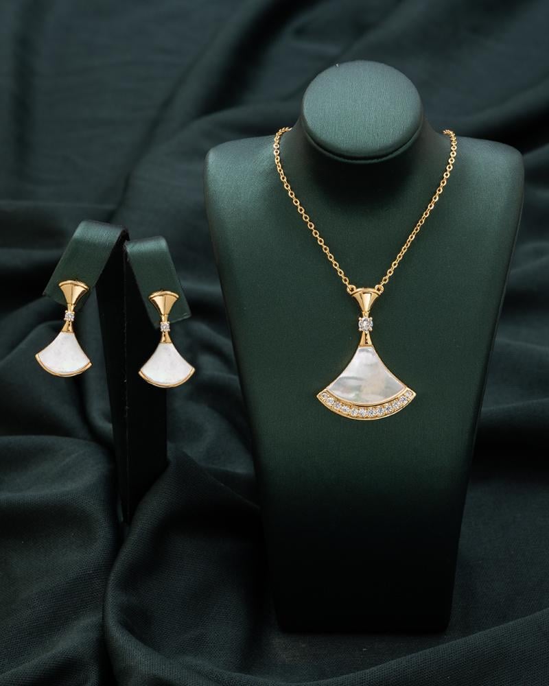 A set with an elegant design inspired by the shape of flowers