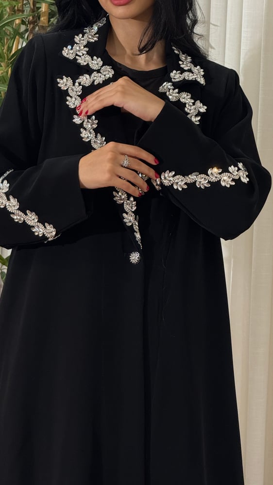 عباية ألورا ALLURA - بليزر أسود بقصة مستقيمة بتطريز كريستال فاخر على الياقة والأكمام