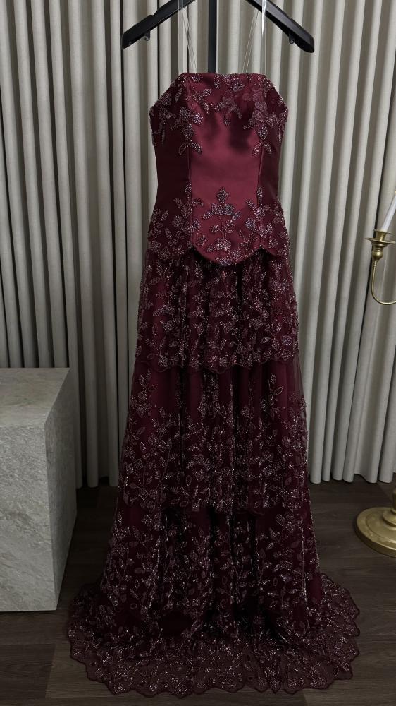 فستان سهرة طويل باللون العنابي