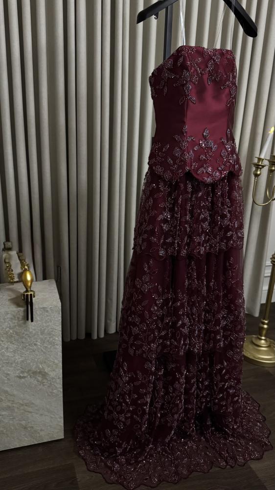 فستان سهرة طويل باللون العنابي