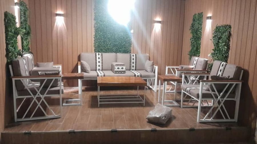 طقم جلسات خارجية حديد ابيض مع 2 طاولة خدمة