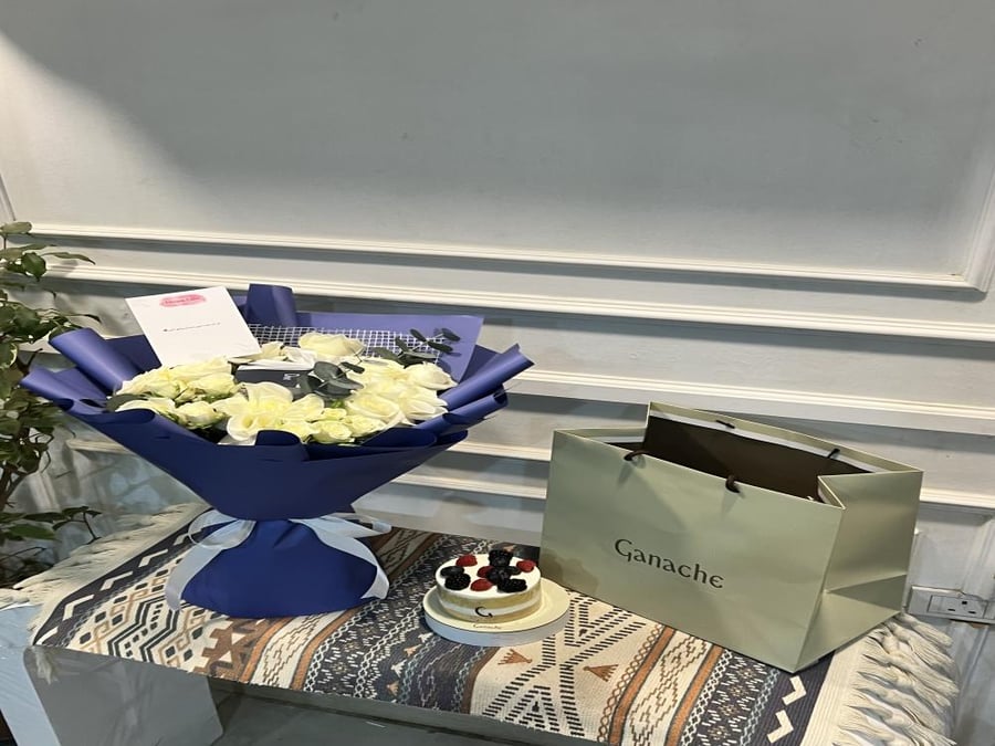 Elegant bouquet with a raspberry cake and a men's wallet