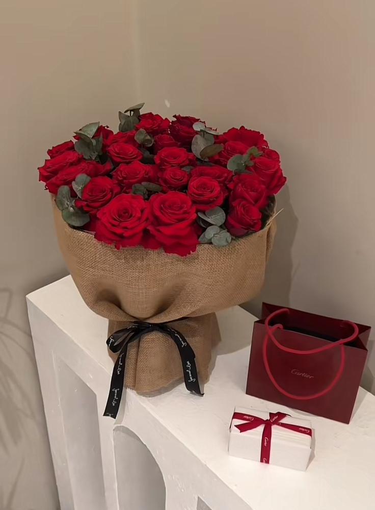 تنسيق باقة الرد جوري مع الاسوره