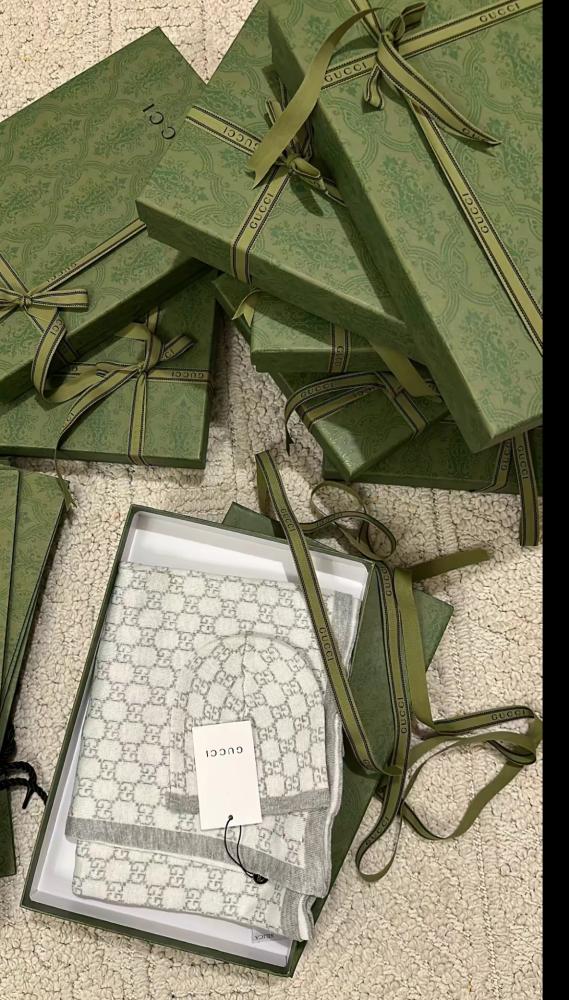 Gucci blanket with box and bag