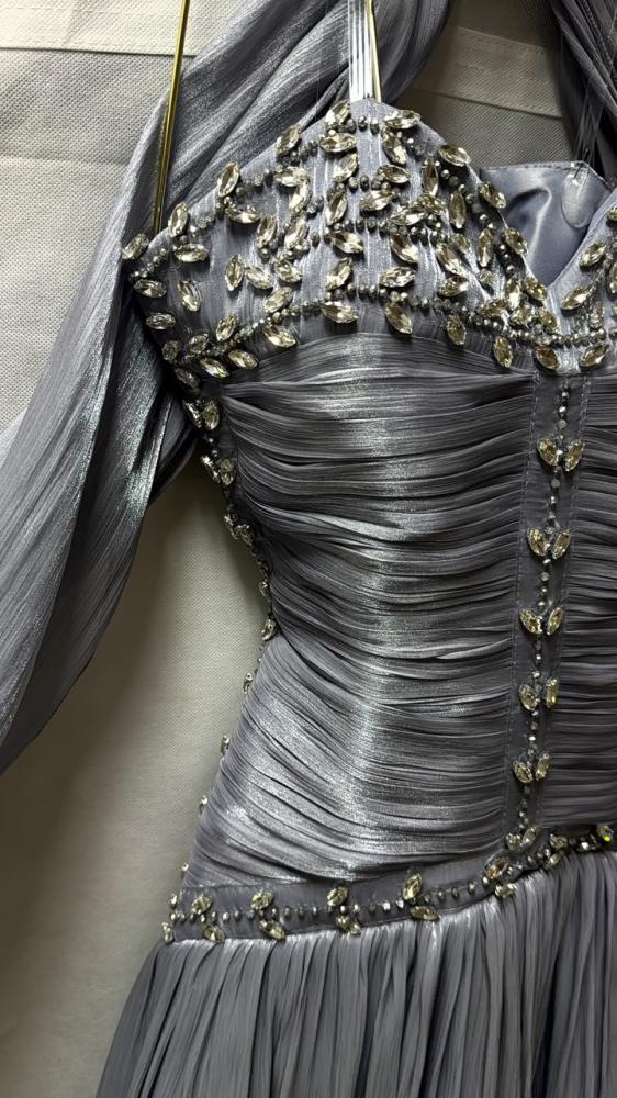 فستان سهره اللون رمادي  كرنكل  تطريز يدوي بطانه  واكسسوار زركون    من متجر  جوهره LA  D MN