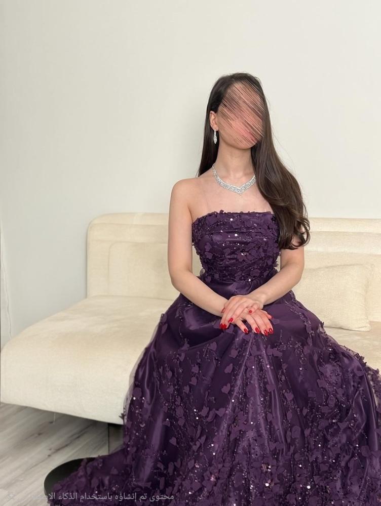 فستان سهره اللون احمر باربي بتصميم منفوش بأكمام منفصله، مزين بورد بارز وتطريزات فاخرة. من متجر جوهره QU