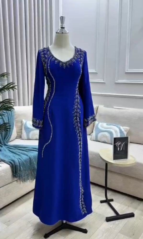 جلابية  اللون احمر و نيلي باربي تطريز يدوي   من متجر  جوهره  MA