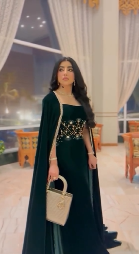 جلابية المجميله بثينه اللون بترولي  مخمل قطيفه تطريز يدوي    من متجر جوهره BS