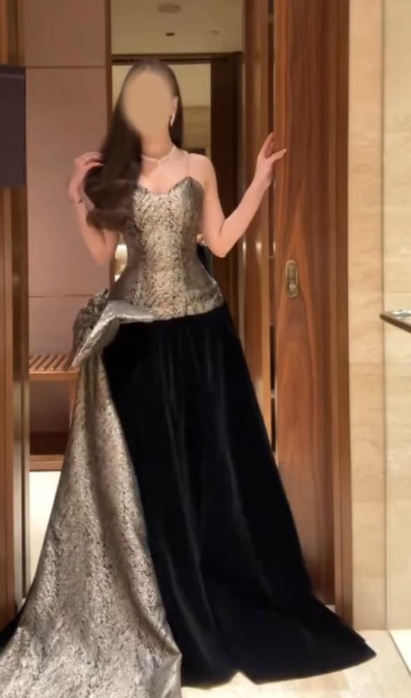 فستان سهره اللون اسود جوخ  الصدر والجنب جاكار برنت اكمام منفصله  من متجر جوهره LF MN