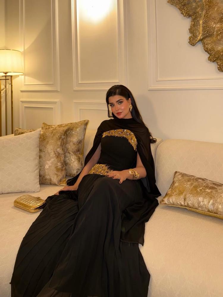 فستان سهره اللون اسود قماش جورجيت مبطن دبل كلوش  بوليسيه  تطريز يدوي باللون الذهبي  شال جورجيت مسكر من الخلف وفيه فتحت رقبه-باربي    من متجر  جوهرهKN  HR  NW