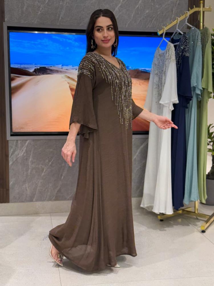 جلابية  اللون بني كحلي تيفاني ابيض شيفون مطرز   من متجر  جوهره AR