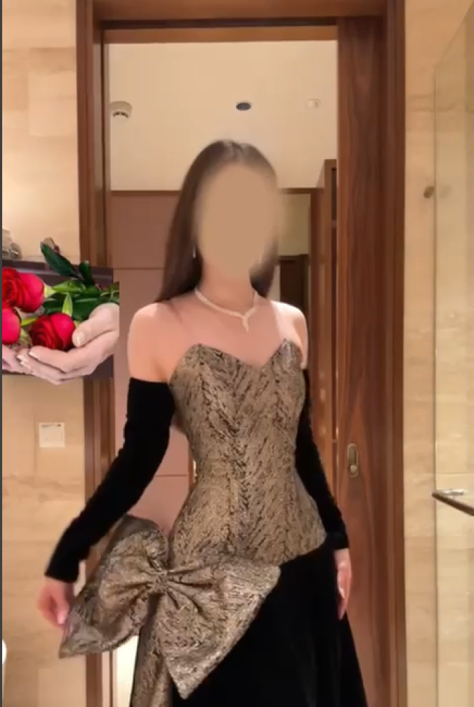 فستان سهره اللون اسود جوخ  الصدر والجنب جاكار برنت اكمام منفصله  من متجر جوهره LF MN