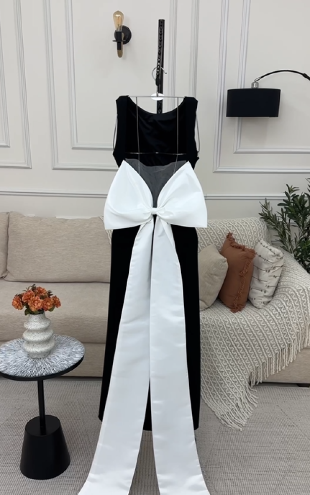 Black Barbie dress embroidered from the waist, bow at the back MA