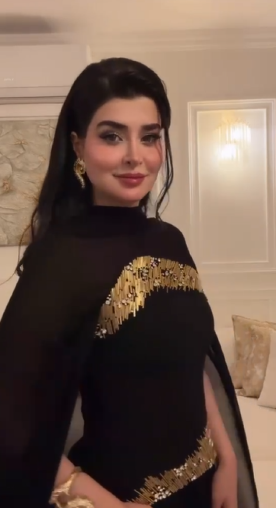 فستان سهره اللون اسود قماش جورجيت مبطن دبل كلوش  بوليسيه  تطريز يدوي باللون الذهبي  شال جورجيت مسكر من الخلف وفيه فتحت رقبه-باربي    من متجر  جوهرهKN  HR  NW