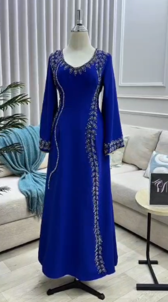 جلابية  اللون احمر و نيلي باربي تطريز يدوي   من متجر  جوهره  MA