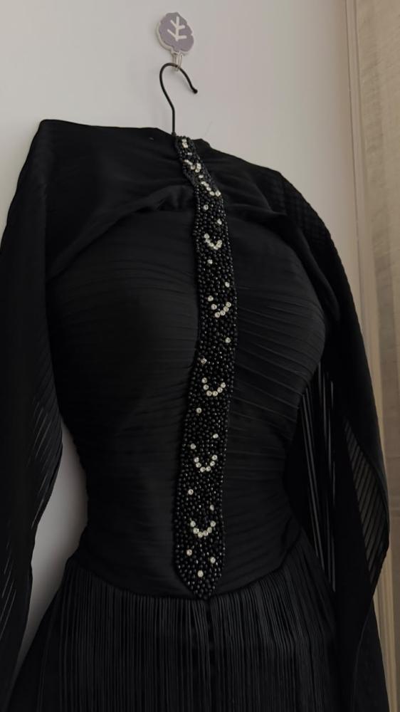 فستان اسود هدب