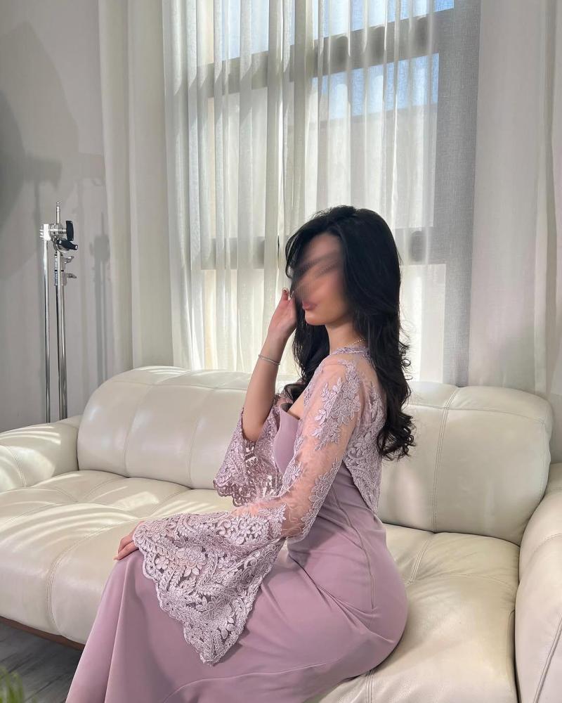 فستان لحمي كريب استرش مع جاكيت دانتيل