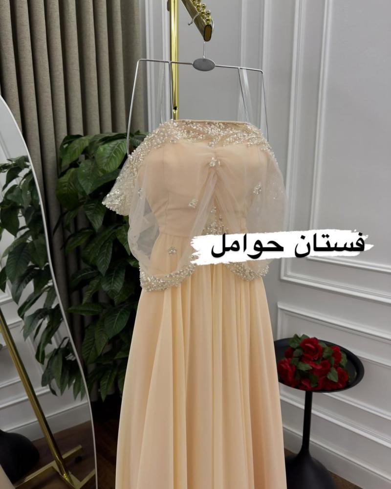 فستان حامل وردي وبيج شيفون جورجيت مزين بخرز ولؤلؤ | متجر جوهره