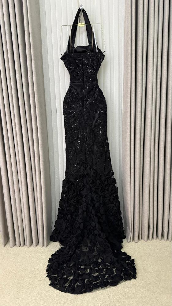Evening dress black color embroidered on roses lining torn from Jewel BS store
