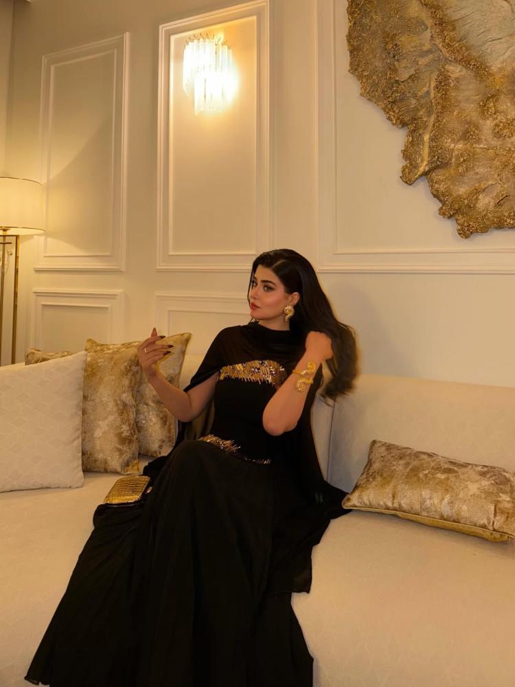 فستان سهره اللون اسود قماش جورجيت مبطن دبل كلوش  بوليسيه  تطريز يدوي باللون الذهبي  شال جورجيت مسكر من الخلف وفيه فتحت رقبه-باربي    من متجر  جوهرهKN  HR  NW