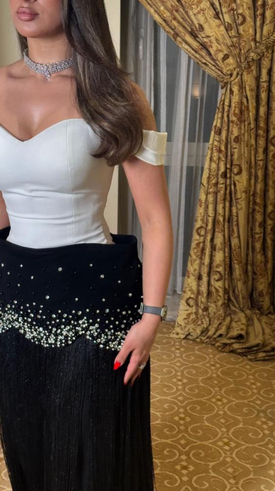 فستان سهره اللون ابيض على اسود باربي  تطريز هدب   من متجر  جوهره LA