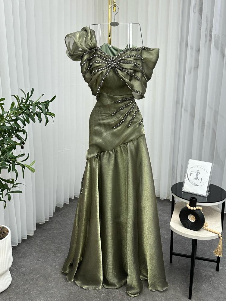 Evening dress green color fabric type organza shiny hand embroidery FR