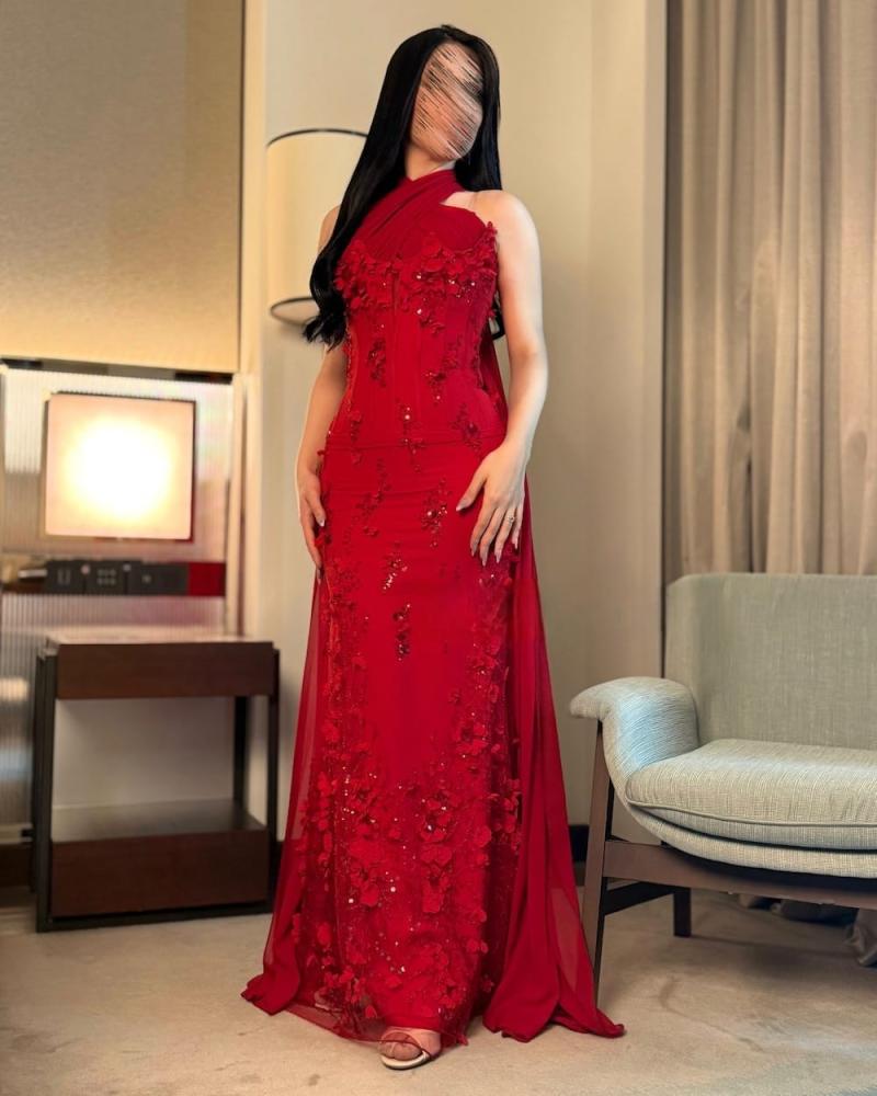 فستان سهره  اللون احمر كلفة مشجرة بالورود على قماش باربي، مع كلفة أصلية أسفل التصميم، ورقبة من الشيفون تضيف لمسة - كلفه ورود و شيفون جورجيت و باربي-شيفون وورد وباربي من متجر جوهره LF MN  AT