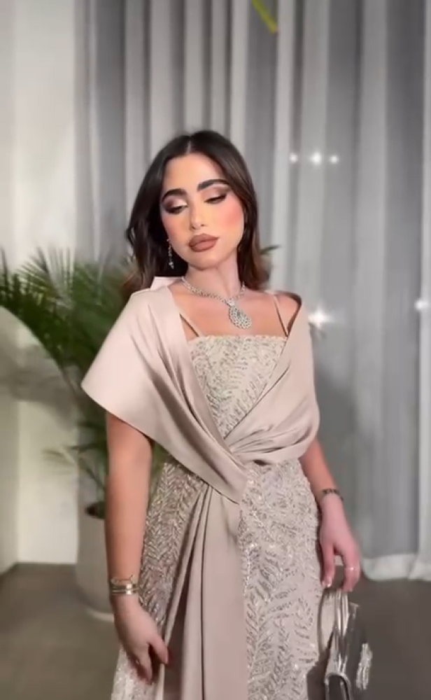 فستان سهره  اللون بيج القماش تفته استرتش كوري  كلفه شك مطرزه من متجر جوهره MA