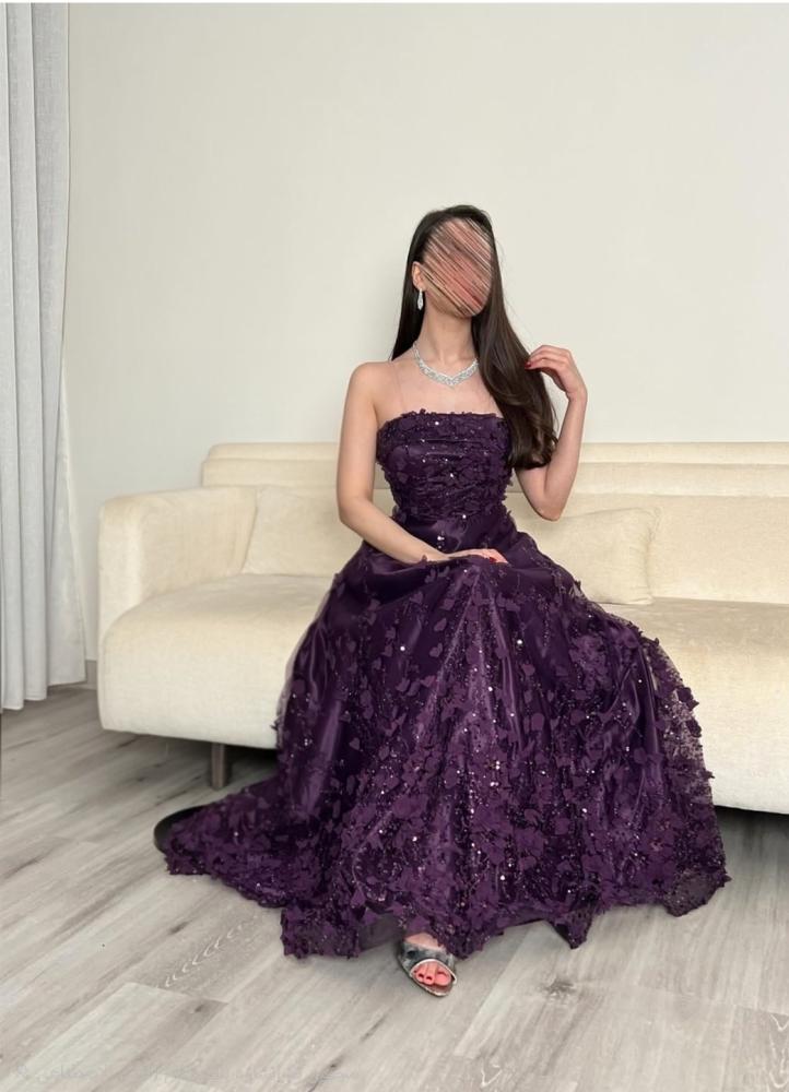 فستان سهره اللون احمر باربي بتصميم منفوش بأكمام منفصله، مزين بورد بارز وتطريزات فاخرة. من متجر جوهره QU