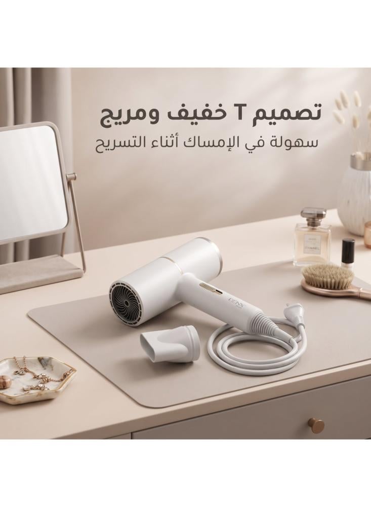 سشوار دنكس DX1348 مع فوهة تركيز، مجرى توربيني سريع لتجفيف أسرع، هواء حار وبارد، حرارة مريحة، سلك 1.6 متر، تصميم خفيف على شكل T، أبيض