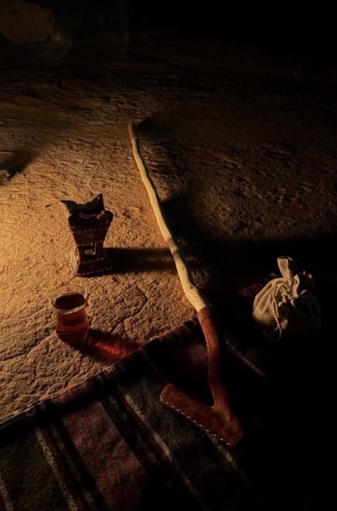 عصا سلم طبيعي ملبس بالجلد مخمل