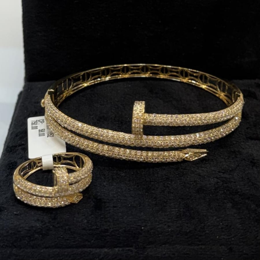 Gold yellow bracelet Carter design nail
