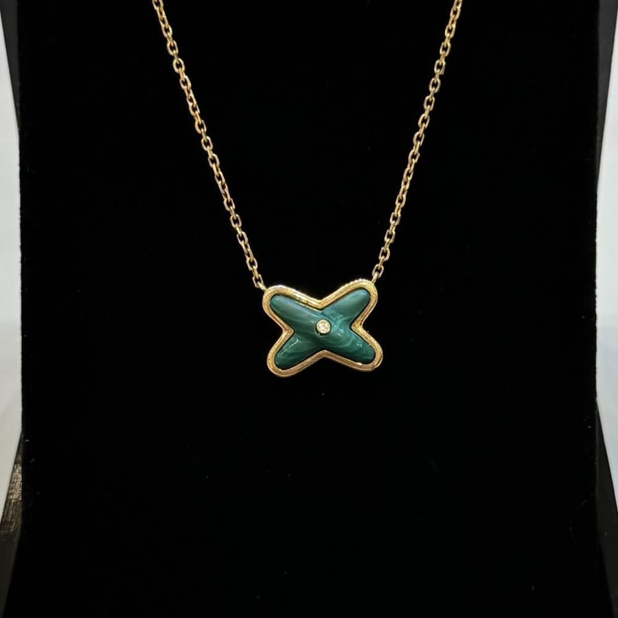 عقد ذهب تصميم CHAUM اخضر
