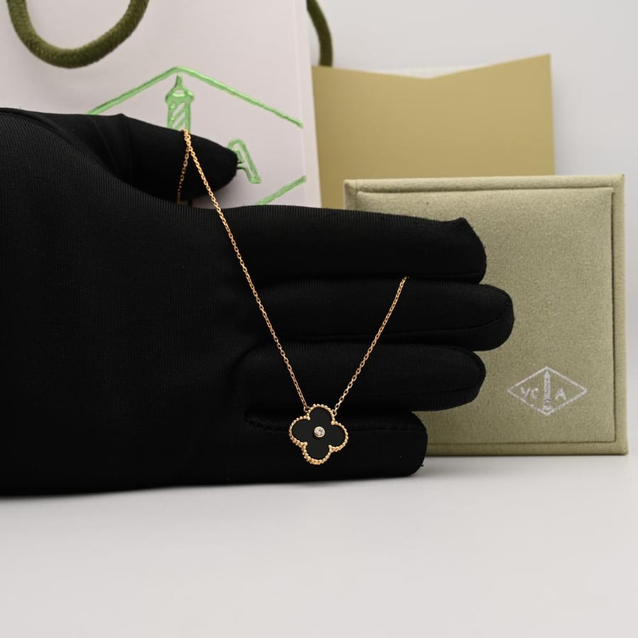 عقد ذهب تصميم Van Cleef اسود