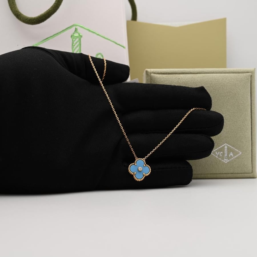 عقد ذهب تصميم Van Cleef فيروزي