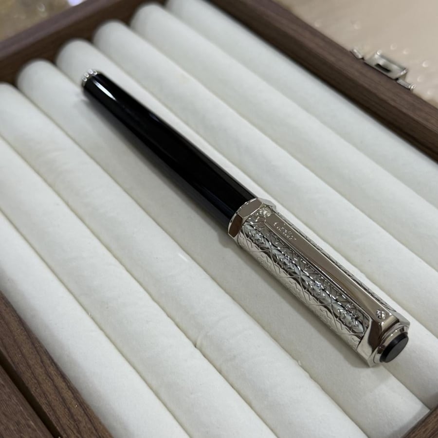 قلم كارتييه (Cartier) الفاخر – أسود غطاء بنقوش هندسية أنيقة