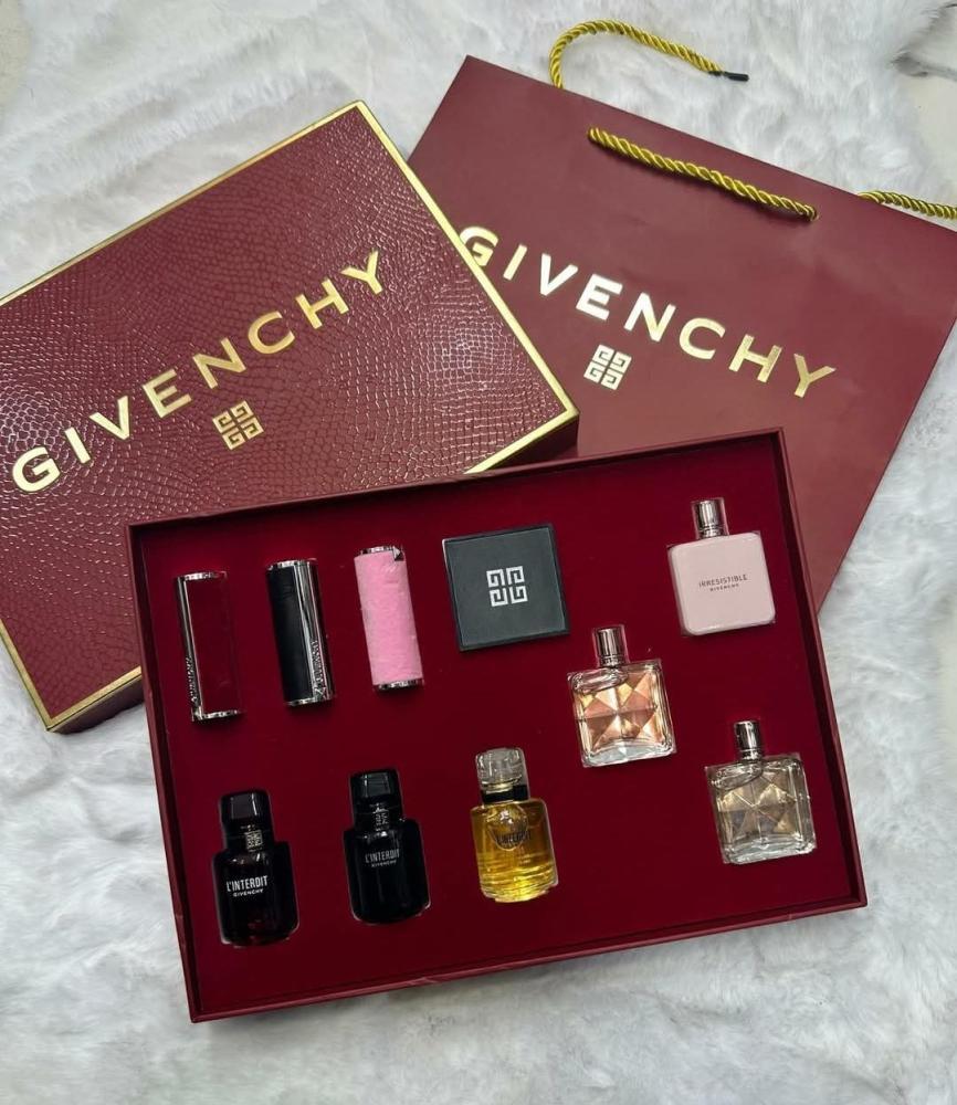 Given the instructions and cultural guidelines, the translation is:

Givenchy new set including accessories