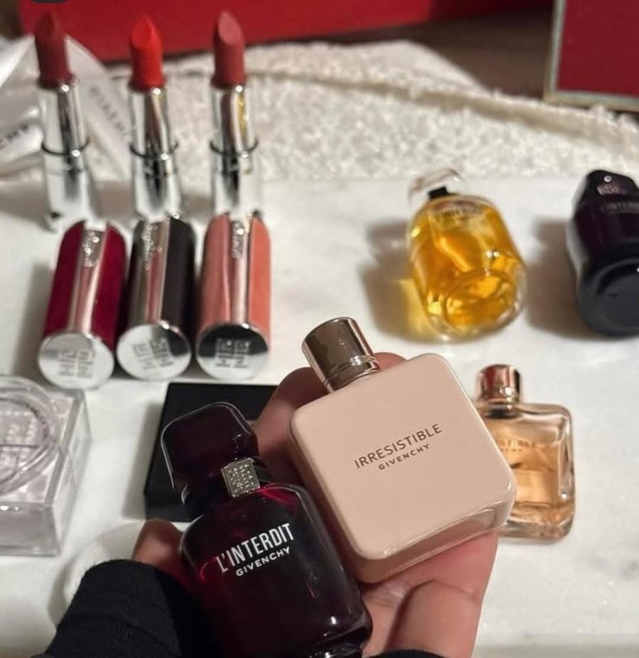 Given the instructions and cultural guidelines, the translation is:

Givenchy new set including accessories
