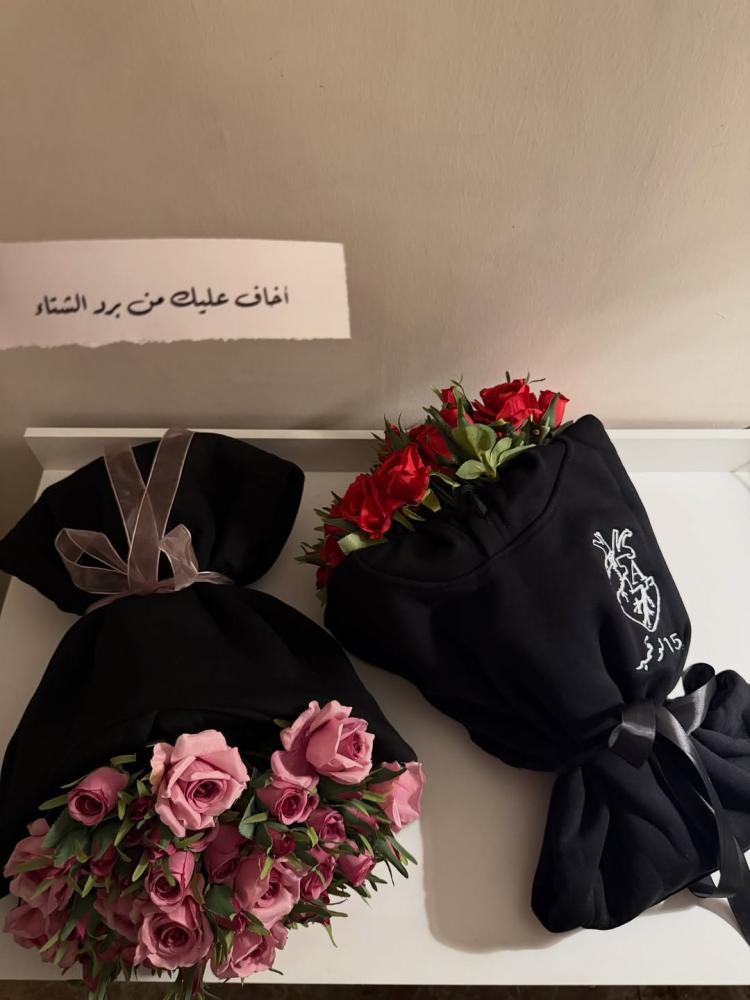 هودي برسمة قلب مع باقة ورد