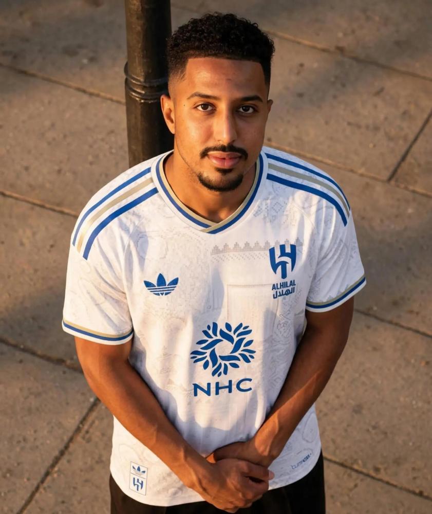 تيشيرت الهلال الخاص بالمتجر
